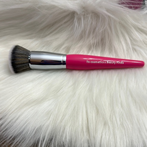 ilo Cosmetics Pink Makeup Brush - Picture 2 of 3
